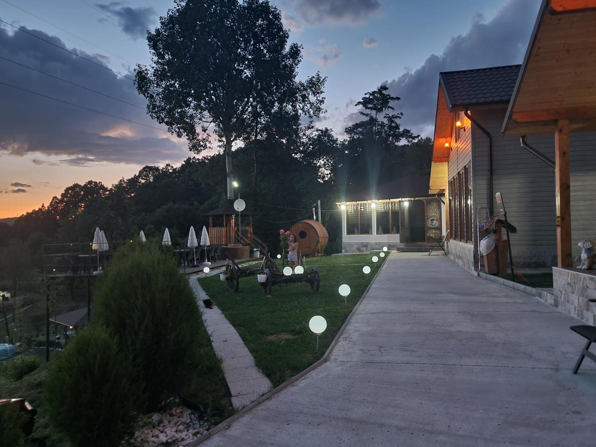 Ferienwohnung La Maria Si Ioana Curtea de Argeş Exterior foto